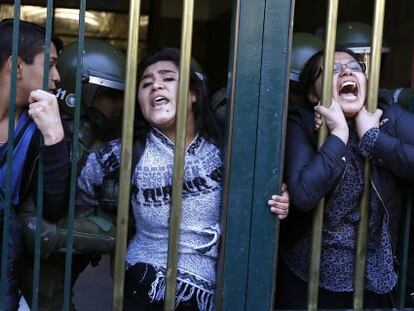 Estudantes presos em Santiago de Chile durante um protesto.