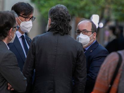 El ministro Miquel Iceta y el líder del PSC, Salvador Illa, hablan con Jordi Cuixart en la ceremonia de investidura, este lunes.