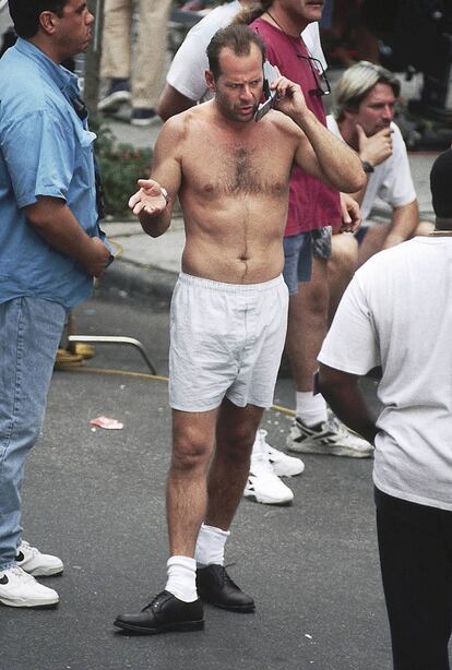 <strong> Esta imagen de Bruce Willis, durante del rodaje de ‘La jungla de cristal: La venganza’ (1995), demuestra que en cada época el tamaño del móvil es directamente proporcional al tamaño del calzoncillo. </strong>