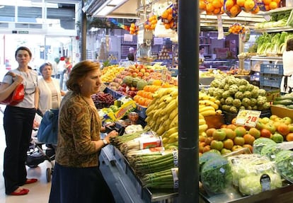 Venta de frutas y hortalizas en un mercado en Madrid.