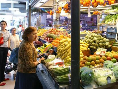 Venta de frutas y hortalizas en un mercado en Madrid.