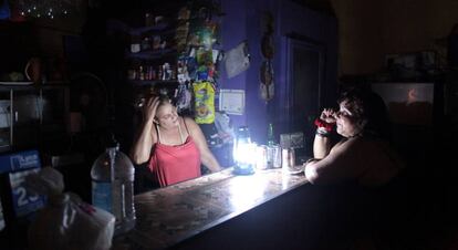 Un bar de San Juan sin luz.