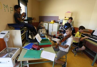 14 alumnos de primaria y secundaria del colegio de Torremocha de Jarama se han embarcado en la aventura de organizar todos los preparativos de una ópera. En la imagen, tres de los músicos de la obra ensayan mientras un compañero les graba.