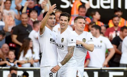 Soler, Mina y Gameiro celebran un gol del Valencia.