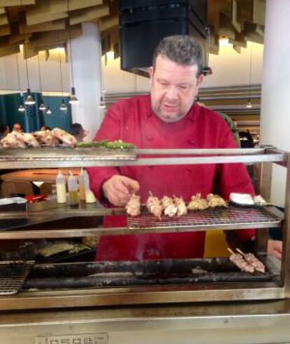 Alberto Chicote maneja una parrilla en su taberna madrileña de inspiración japonesa Yakitoro.