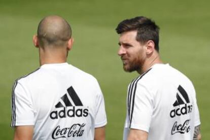 Messi conversa con Mascherano en el entrenamiento de Argentina. 