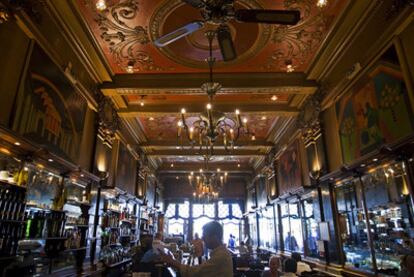 Interior del café literario A Brasileira, en el barrio del Chiado de Lisboa.