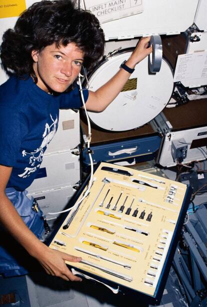 La astronauta Sally K. Ride, especialista de la misión STS-7, muestra el conjunto de herramientas a su disposición en la cubierta media del transbordador espacial 'Challenger', que orbita la Tierra. La imagen fue tomada entre el 18 y el 24 de junio de 1983. Esta fotografía se realizó con una cámara de 35 mm. Fue uno de los elementos visuales utilizados por los miembros de la tripulación en su conferencia de prensa posterior al vuelo.