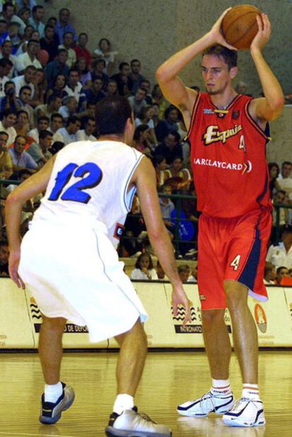 Pau Gasol, hace 10 años en el partido amistoso contra Grecia en el que debutó con España.