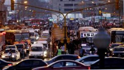 Aspecto de las paradas de autobuses, este viernes 10 de agosto, durante la jornada de huelga en Buenos Aires (Argentina).