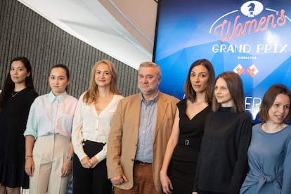 El ministro Steven Linares, ayer en Gibraltar, junto a seis de las participantes en el Gran Premio Femenino; de izquiera de derecha, las kazajas Saduakássova y Abdumalik, la búlgara Stefánova, la rumana Bulmaga y las ucranias Anna y Mariya Muzychuk