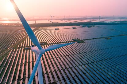 Paneles solares y turbinas eólicas en una central eléctrica integrada en la ciudad china de Dongtai.