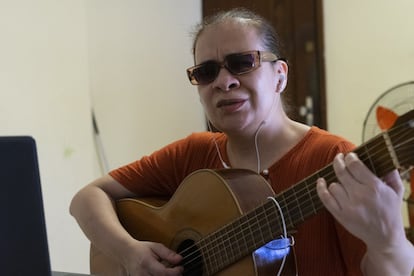 Claudia Alonso de Franco da clases de percusión, canto, guitarra, flauta y piano. Ella dice que nada puede reemplazar el contacto físico en la enseñanza entre sus alumnos no videntes, ya que no alcanza a decirles como manejar los instrumentos, también hay que mostrarles, por ejemplo, como poner la muñeca para ejecutar la guitarra, entre otras cosas. Por eso comenzó a ofrecer clases individuales a sus 39 alumnos.