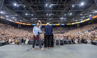 Alexandra Ocasio-Cortez saluda en un evento de la gira por Idaho.