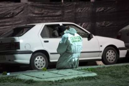 Un Guardia Civil, este jueves en la barriada de La Fuensanta (Coín, Málaga).