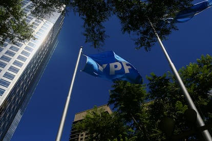 Sede de la empresa estatal de energía argentina YPF en Buenos Aires, Argentina, en febrero de 2021.
