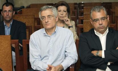 Munar, en el banquillo, entre dos exconsejeros delatores, durante el juicio.