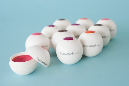 Pull & Bear estrena colección de belleza y no podemos esperar para probarla. En la imagen, los bálsamos labiales (4,95 euros la unidad).