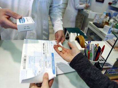 Cobro del euro por receta en una farmacia de Madrid.