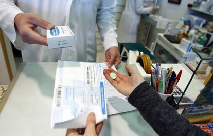 Cobro del euro por receta en una farmacia de Madrid.