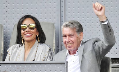 Manolo Santana y su esposa, Claudia Rodr&iacute;guez, en el Mutua Madrid Open del pasado mayo