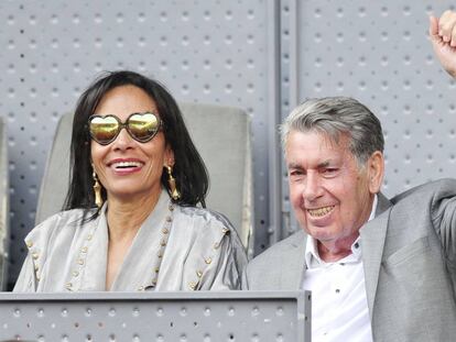 Manolo Santana y su esposa, Claudia Rodr&iacute;guez, en el Mutua Madrid Open del pasado mayo