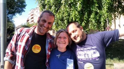 Ivan Altimira, María José Lecha y David Fernández posan antes del acto central de campaña celebrado en Sant Andreu