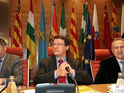 El ministro de Administraciones Públicas, Jordi Sevilla, en el centro, junto al secretario de Estado para la UE, Alberto Navarro (izquierda), y el secretario de Estado de Cooperación Territorial, José Luis Méndez.