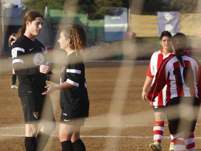 La jugadora Valentina Berr, a l'esquerra de la imatge, en un moment del partit entre el Terrassa FC i la Pirinaica.