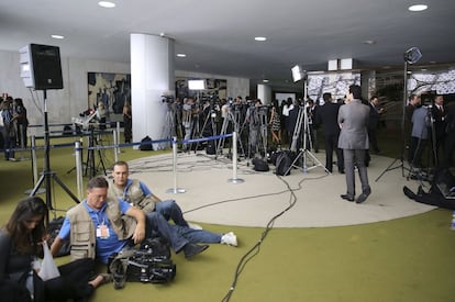 Periodistas y cámaras aguardando el inicio de la votación, en la Cámara de los Diputados.