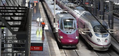 Dos trenes de alta velocidad de Renfe en la estación madrileña de Atocha. 