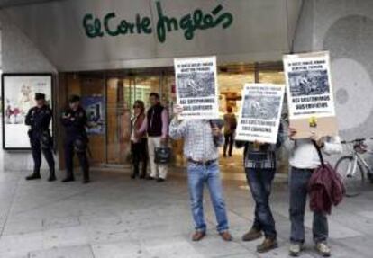 Detalle de varias pancartas durante la concentración que la Plataforma Martes al Sol ha convocado ante El Corte Inglés de Pamplona para expresar su solidaridad con los trabajadores del textil fallecidos de Bangladesh. EFE/Archivo