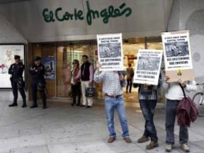 Detalle de varias pancartas durante la concentración que la Plataforma Martes al Sol ha convocado ante El Corte Inglés de Pamplona para expresar su solidaridad con los trabajadores del textil fallecidos de Bangladesh. EFE/Archivo
