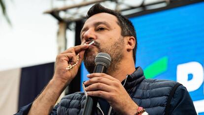 Matteo Salvini, vicepresidente italiano, besa un rosario