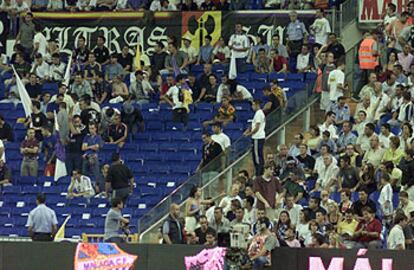 Aspecto de la zona que ocupa el grupo Ultras Sur en el fondo sur del Bernabéu.