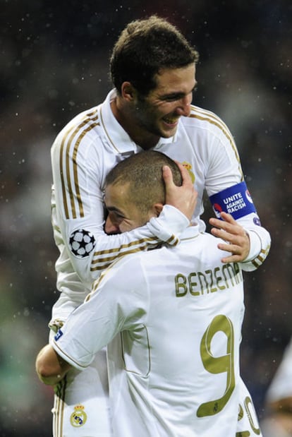 Higuaín y Benzema celebran un gol en la <i>Champions</i>.