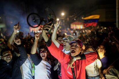 En Bogotá (Colombia), decenas de venezolanos se reunieron en las calles para seguir el proceso electoral.