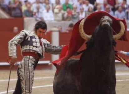 El diestro Morante de la Puebla durante una faena. EFE/Archivo