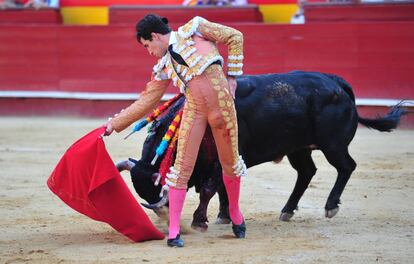 Álvaro Lorenzo en un pase por la espalda al segundo de la tarde.