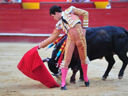 Álvaro Lorenzo en un pase por la espalda al segundo de la tarde.