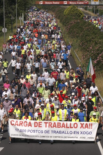 En Ferrol al rededor de 3.000 trabajadores de Navantia Ferrol y Fene y de empresas auxiliares del naval, han iniciado a las 11.30 horas una marcha reivindicativa de más de 20 kilómetros por los ayuntamientos de la ría ferrolana para exigir al Gobierno, a la Xunta y a la empresa carga de trabajo