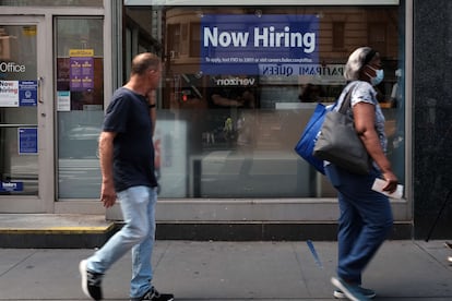 Cartel de contratación de personal en un negocio de Manhattan (Nueva York)