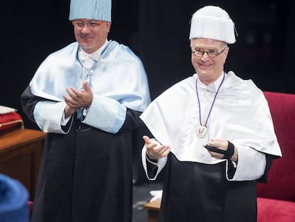 Manolo Blahnik durante su investidura como Doctor Honoris Causa.