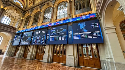 Varios paneles y monitores muestran la Bolsa de Madrid.