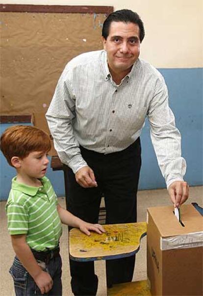 El presidente Martín Torrijos vota, junto a su hijo Nicolás, en Panamá.