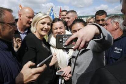 La candidata ultraderechista Marie Le Pen, con los trabajadores de Whirlpool de Amiens.
