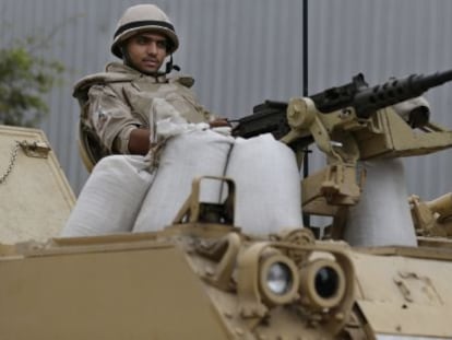 Un soldado egipcio vigila desde un tanque en Tahrir, el pasado viernes.