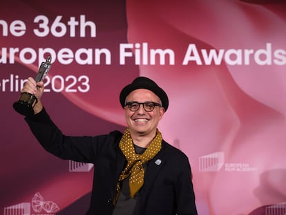 Pablo Berger posa con su premio a mejor largo de animación europeo por 'Robot Dreams'.