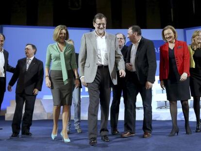 El presidente del Gobierno, Mariano Rajoy, acompañado por los candidatos .