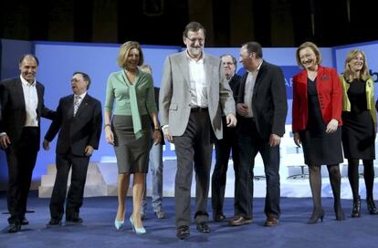 El presidente del Gobierno, Mariano Rajoy, acompañado por los candidatos .